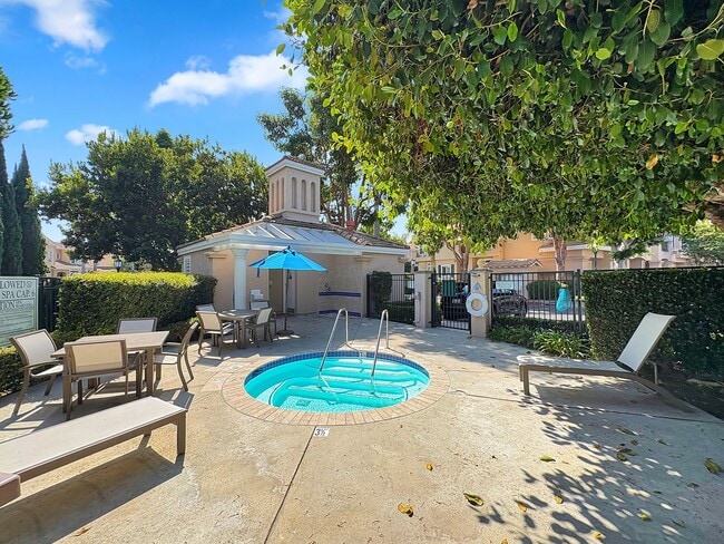 Building Photo - Beautiful 2B/2.5BA Two-Story Home with AC,...