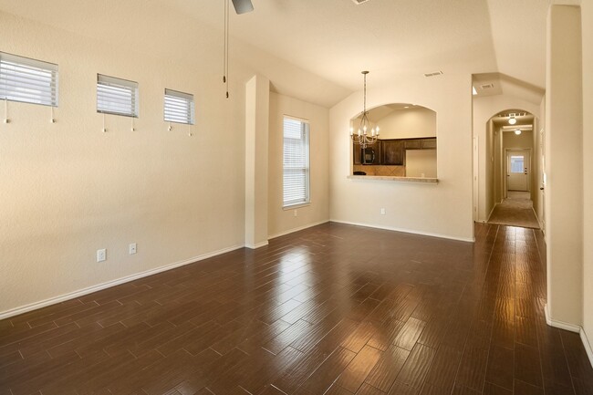 Building Photo - Beautiful 3 Bedroom Duplex Located in New ...
