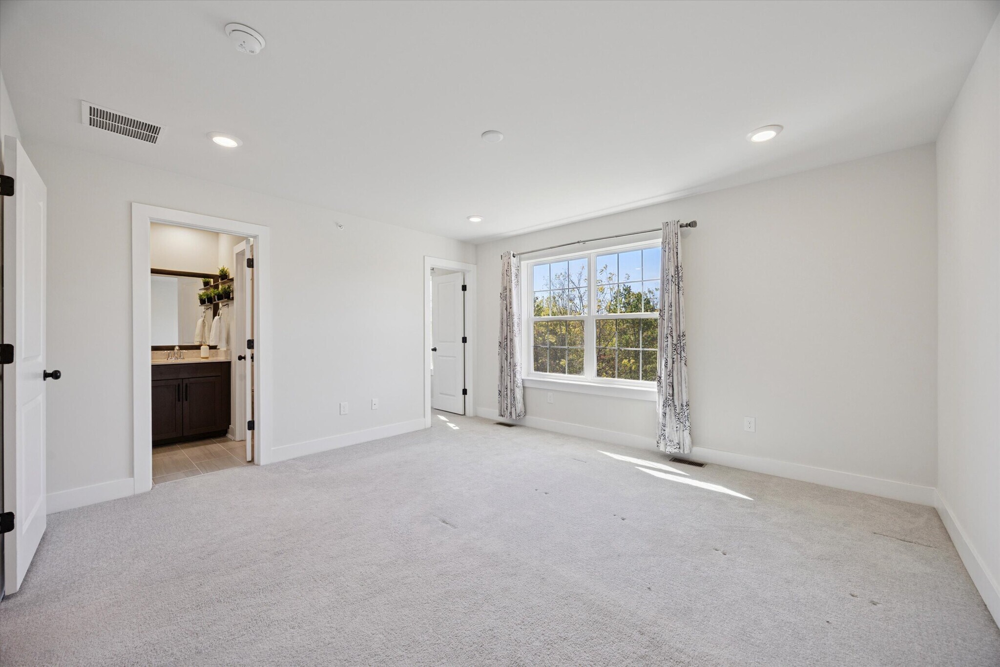 Large Primary Suite - 138 Livingston Ln