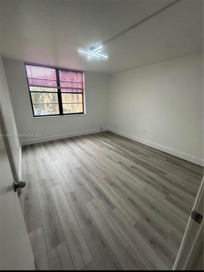 Building Photo - 10845 SW 112th Ave