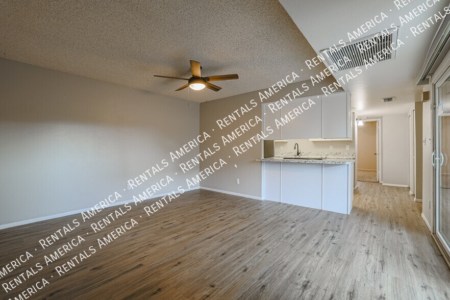 Building Photo - 5005 S Willow Dr