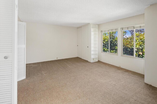 Building Photo - Stunning townhouse in La Jolla / North UTC area