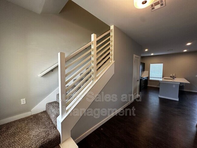 Building Photo - 17604 Sunny Hollow Rd