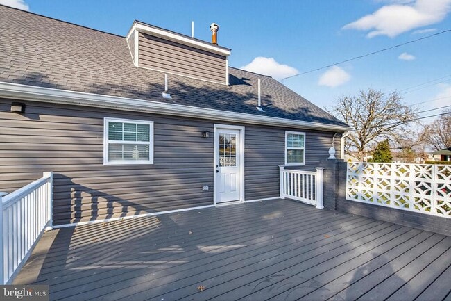 Building Photo - 2403 Kingsway Rd