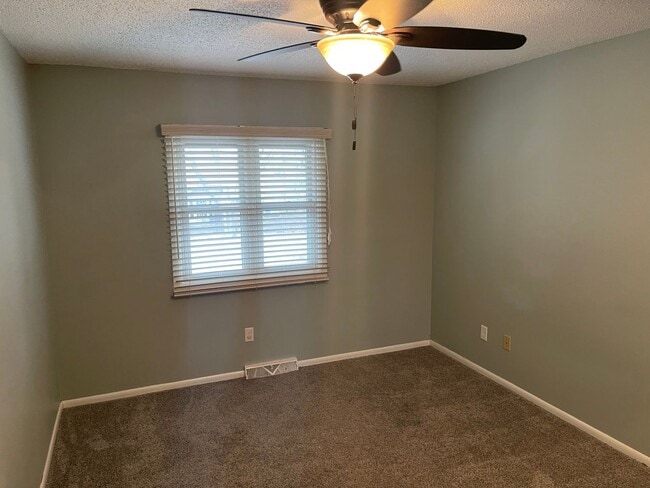 Building Photo - Executive home for rent! Excellent locatio...