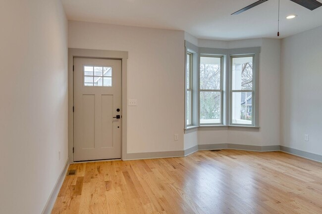 Building Photo - Stunning 3BE/2.5BA in the SHELBY PARK area! Easy DOWNTOWN access!