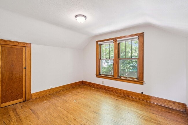 Building Photo - Cute 4 Bedroom 2 Bath Bungalow with a fenc...
