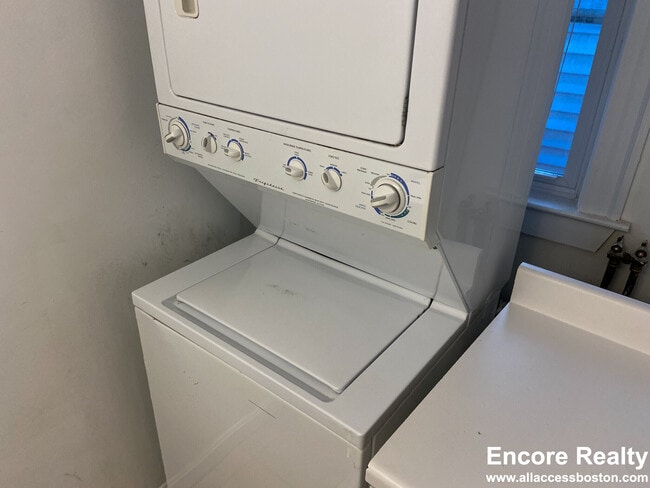 Building Photo - 13 Sachem St