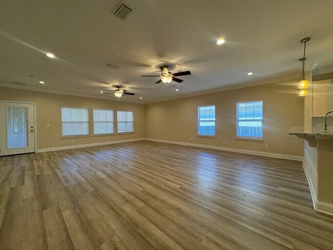 Building Photo - $500 OFF in NOVEMBER: Move-In Special!