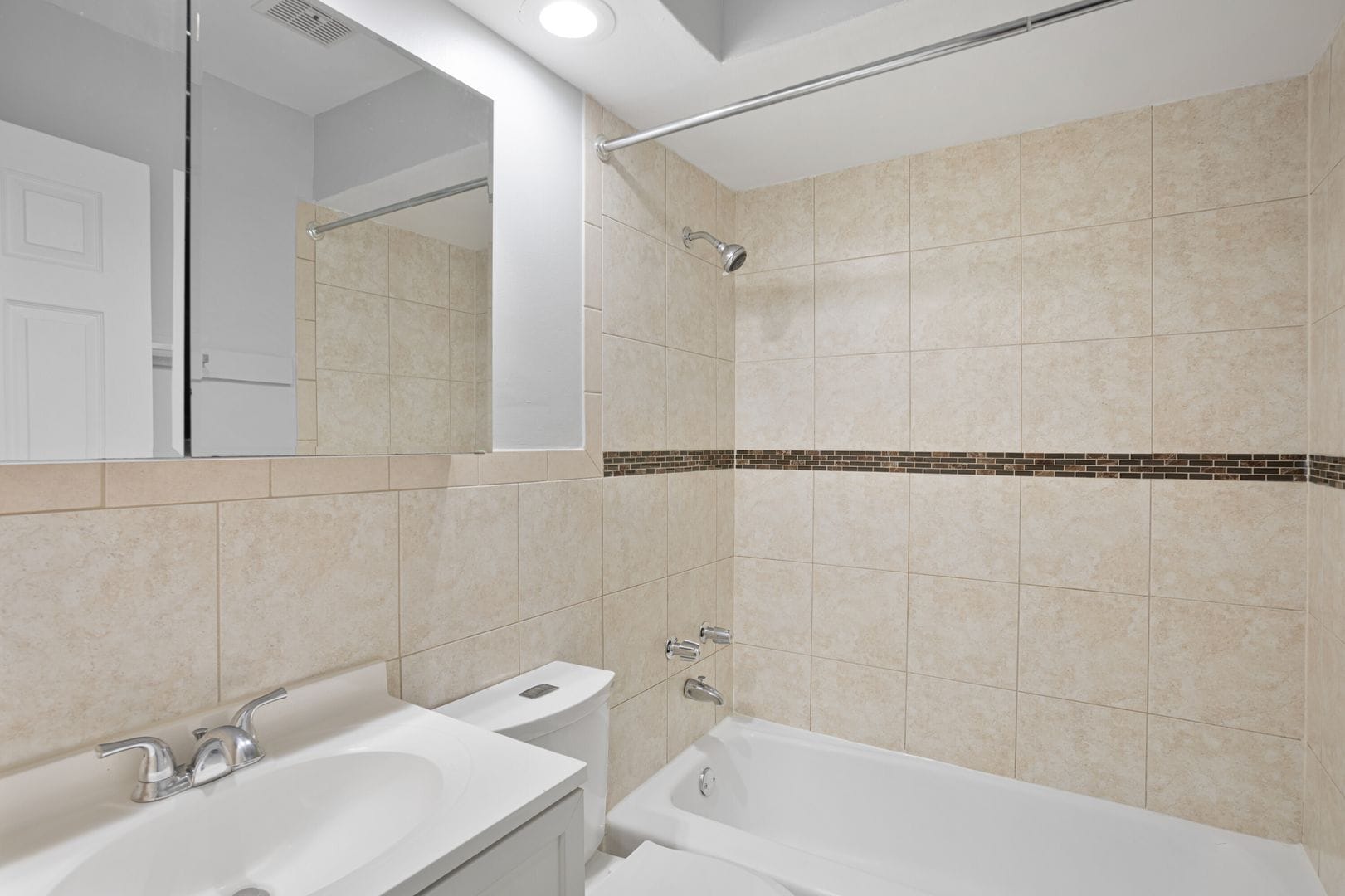 Building Photo - 6755 N Sheridan Rd