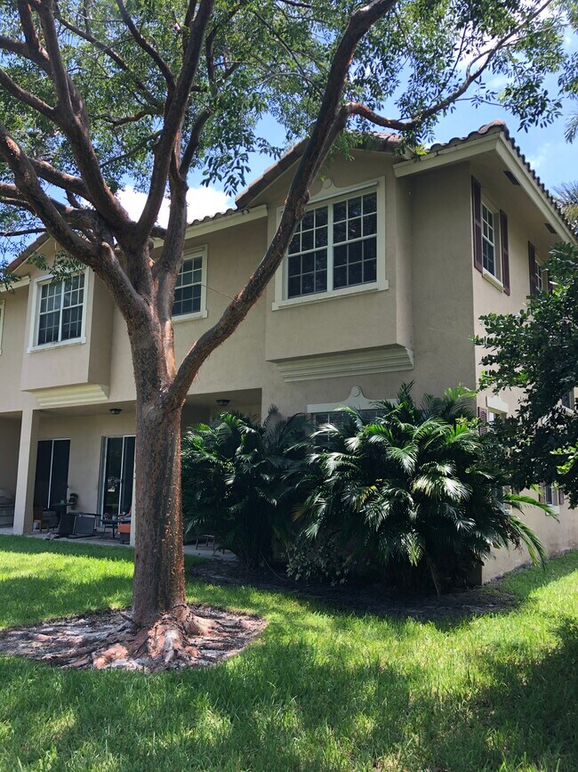 Building Photo - 3310 Lakeside Dr