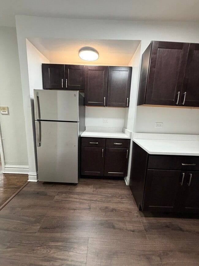 Building Photo - 635 W Roscoe St