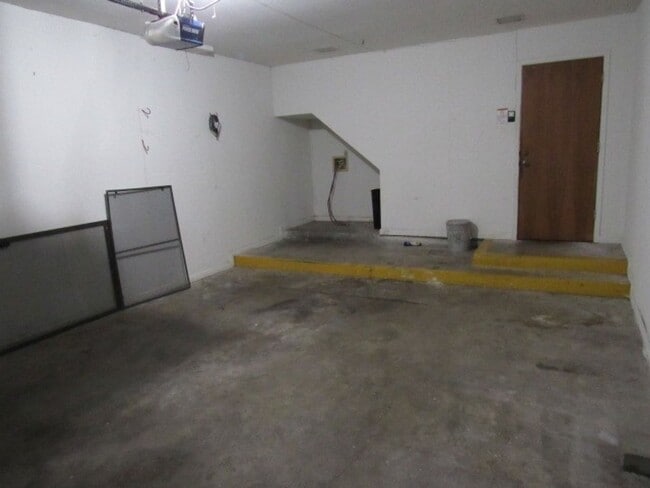 Building Photo - 2725 Santa Fe Unit B - 2/Bed 2.5/Bath - $1300/month