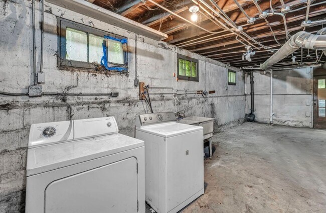 Building Photo - 2bd/1b UPSTAIRS 4-plex Cash Pay