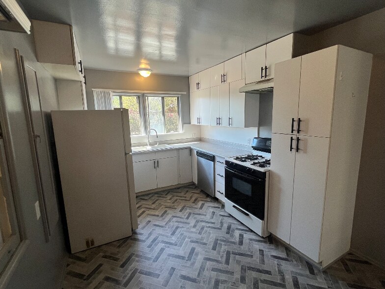 Building Photo - 13744 Burbank Blvd