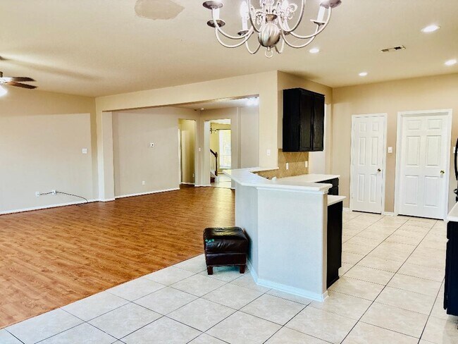 Building Photo - 9947 Valance Way