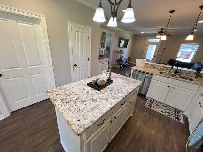 Building Photo - 3 Bedroom 2 Bath home located in Lakeside ...