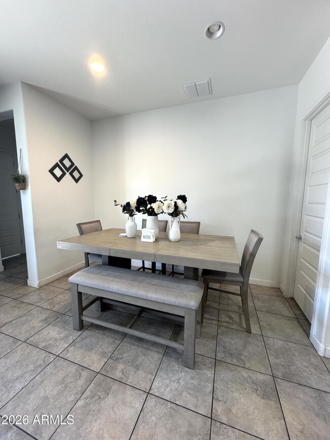 Building Photo - 9221 W Glenrosa Ave