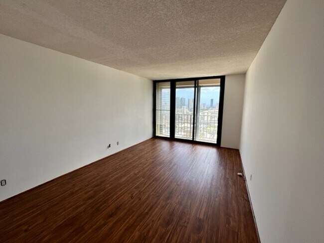 Building Photo - Updated 1-BR, 1-BA with 1-parking