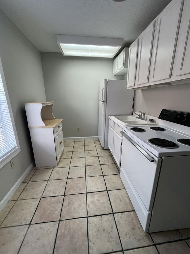 Building Photo - 3 bedroom, 1 bathroom unit in Wilmore- located on Asbury's campus!