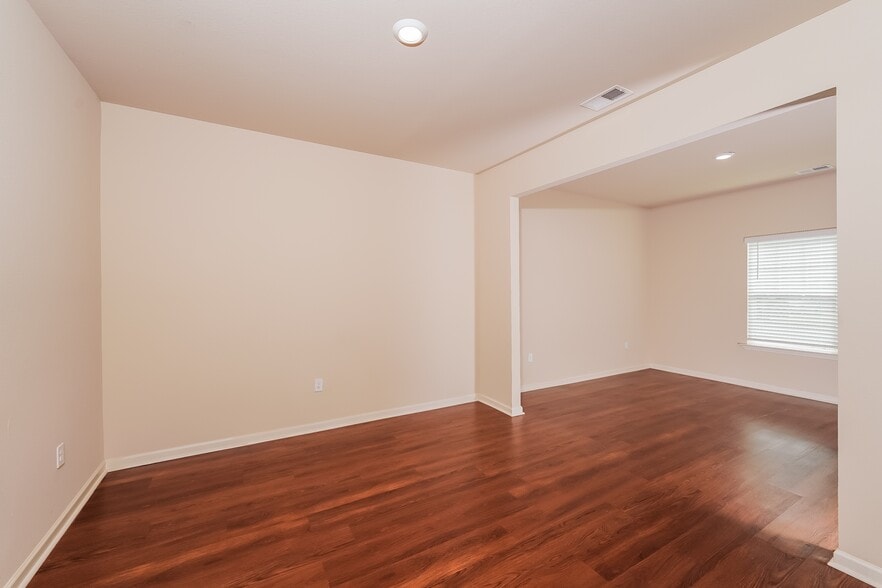 Building Photo - 375 Clover Cir