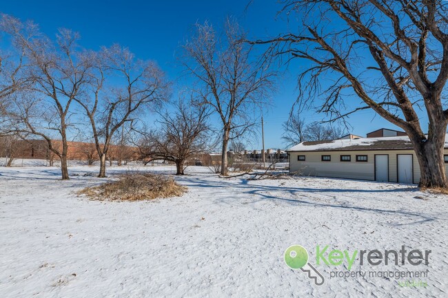 Building Photo - 4 Bedroom 2 Bath - Quiet and Peaceful with...