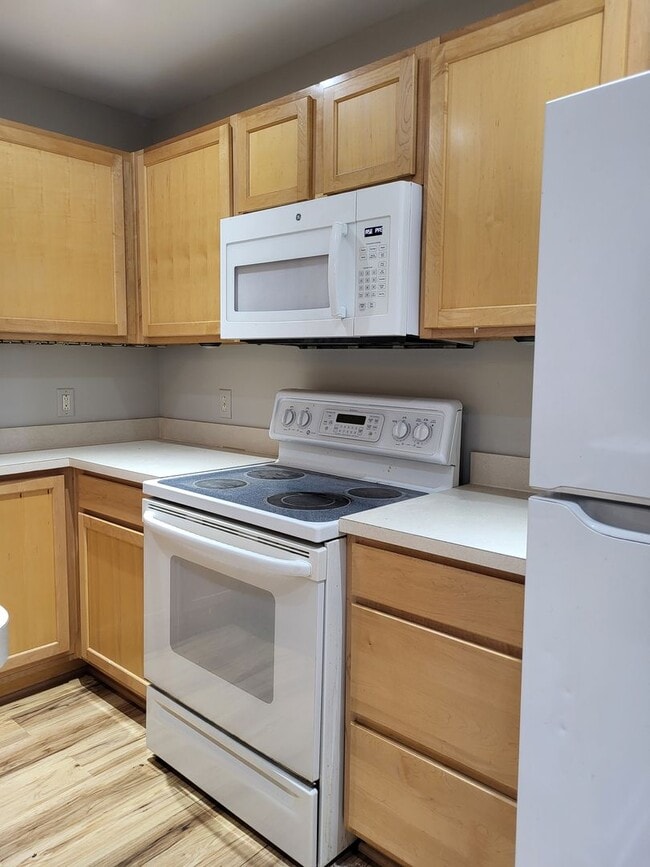 Building Photo - 2 bedroom Condo In Gateway Plaza