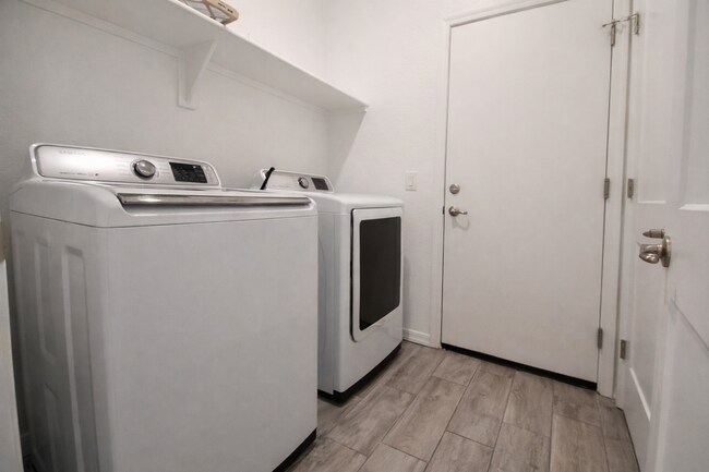 Building Photo - 165 W Seaside Dr