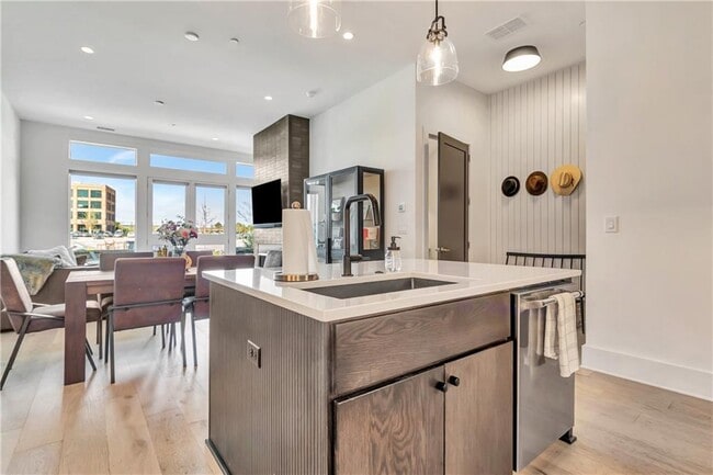 Building Photo - 580 Heatherden Ave