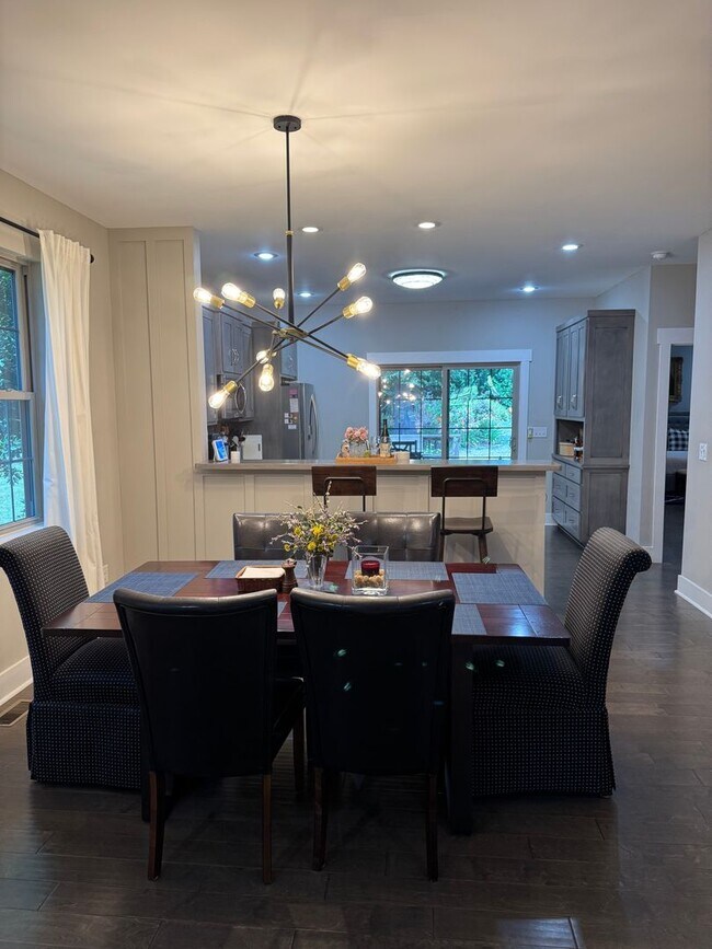 Building Photo - Charming 3 Bed 2.5 Bath Furnished Cottage ...