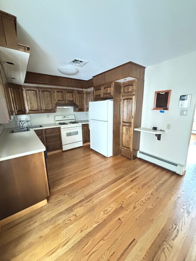 Building Photo - Spacious 3br Home for rent located in Whit...