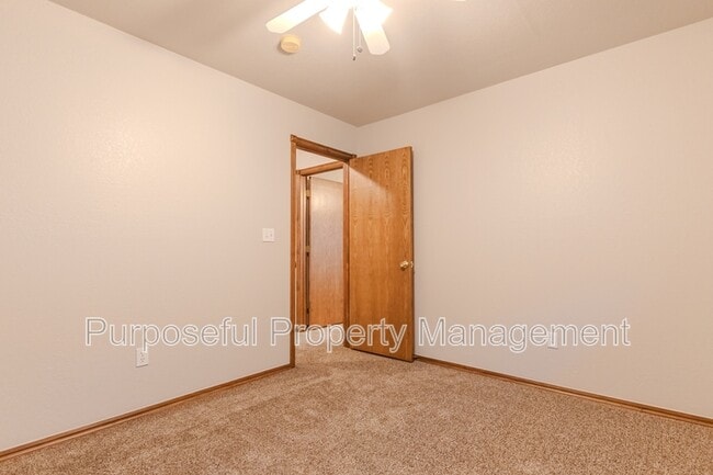 Building Photo - 607 Bob White Dr