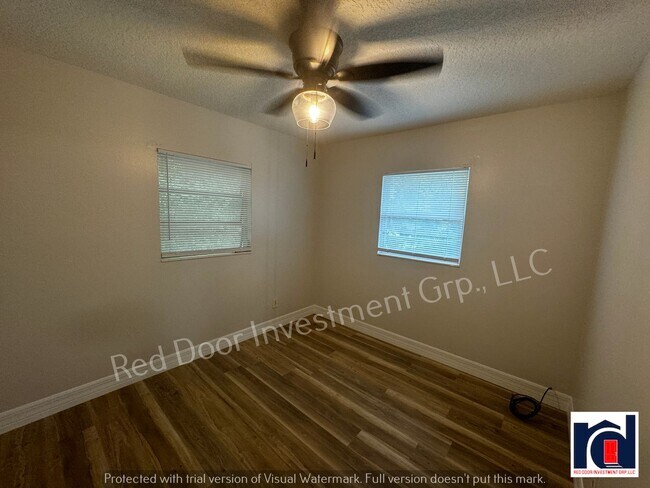 Building Photo - Renovated Spacious 2/2~w/All-in One Washer...