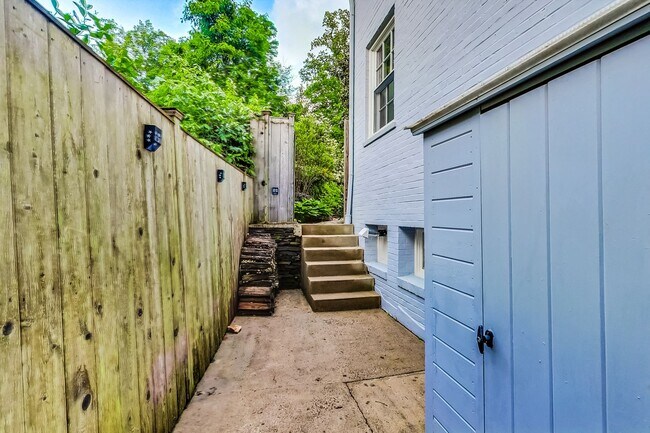 Building Photo - COMING SOON - Stunning 4 bed + 2 full & 2 1/2 bath Classic in NW DC
