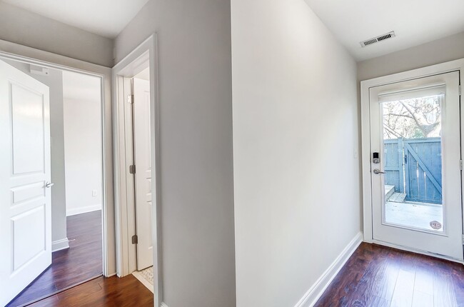 Building Photo - Beautiful Townhome in First Ward!