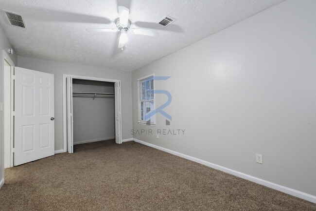 Building Photo - Move in before October 31st and choose you...