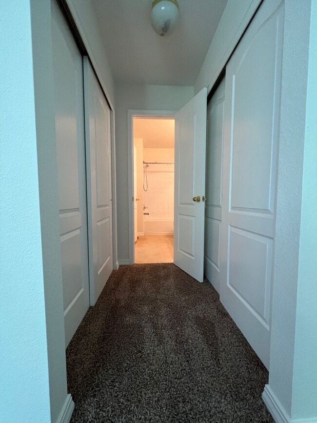 Building Photo - Charming 2 Bed/1.5 Townhome in Fabulous Lo...