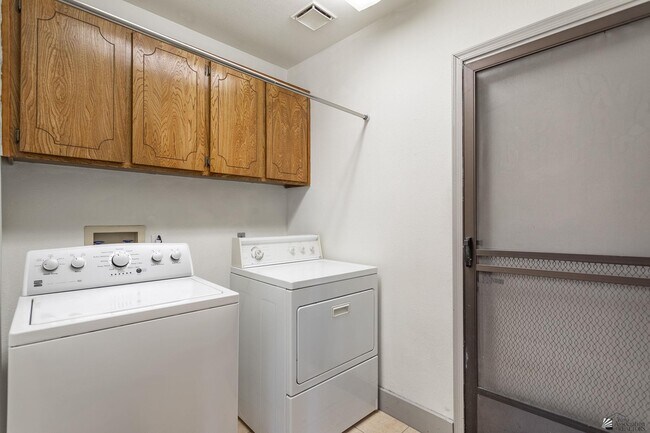 Building Photo - 10605 S Del Vista Dr