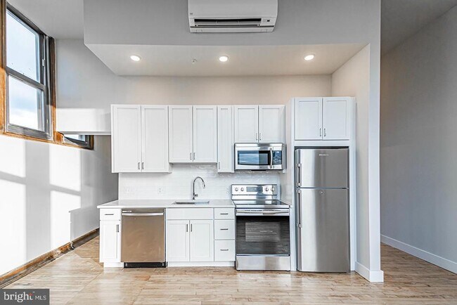 Building Photo - 1300 S 19th St