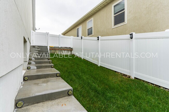 Building Photo - 4143 N Fairfield Dr