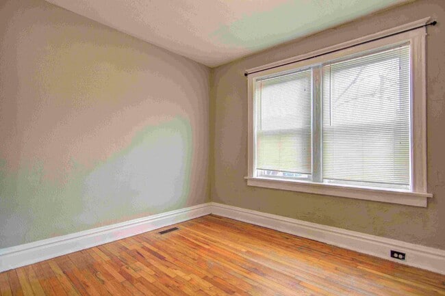 Building Photo - Large charming 3 bedroom 2 bath with oversized master bedroom that has its own private bath!