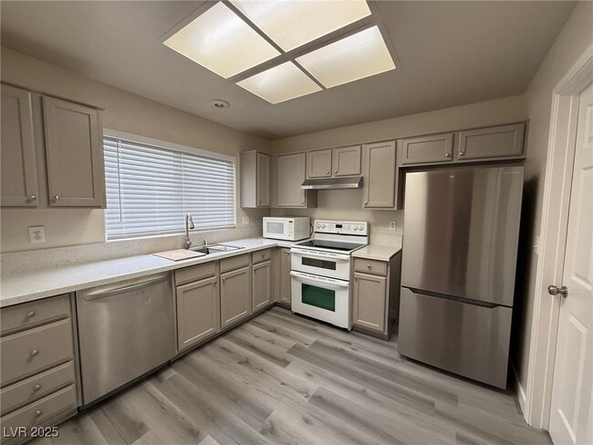 Building Photo - 8605 Glenmore Dr