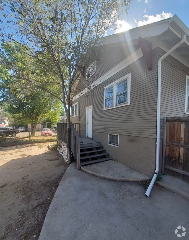 Building Photo - 3 Bedroom 1 Bath Basement Unit