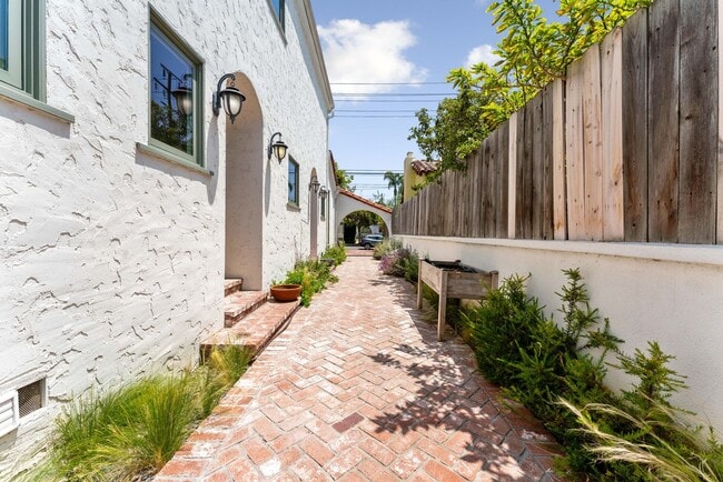 Building Photo - Incredible 4 bd 3 ba home