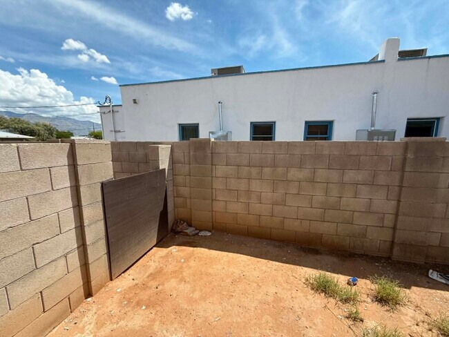Building Photo - 1518 E Hedrick Dr