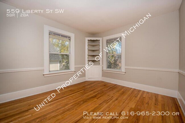 Building Photo - 559 Liberty St SW