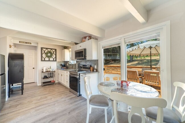 Building Photo - 2 BR w/ Loft