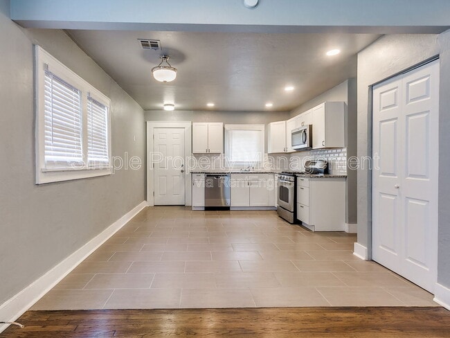 Building Photo - 4326 N Blackwelder Ave