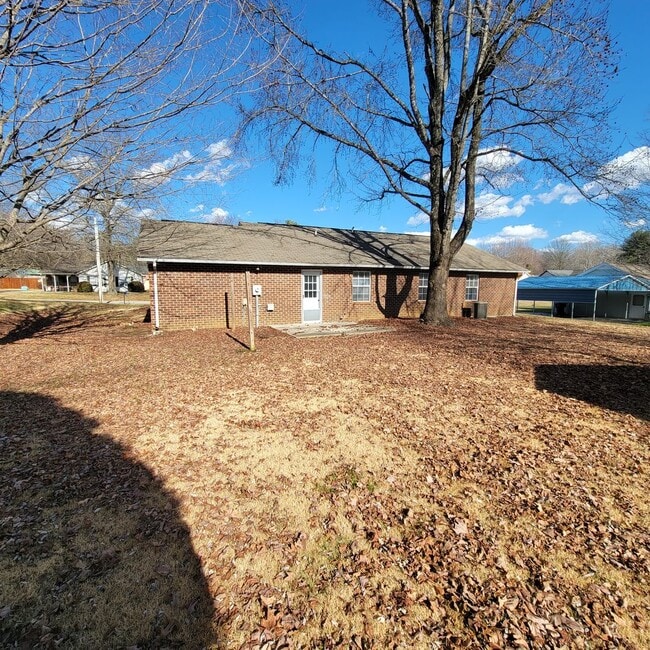 Building Photo - 3/2-Brick Ranch- Cookeville- 1 Car Garage