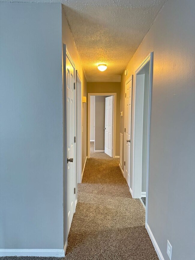Building Photo - 2213 Glory Dr